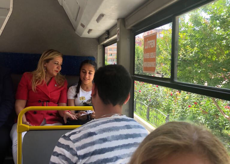 Aylin Cesur Halk Otobüsüne binerek Sanayi Esnafını Ziyarete gitti.